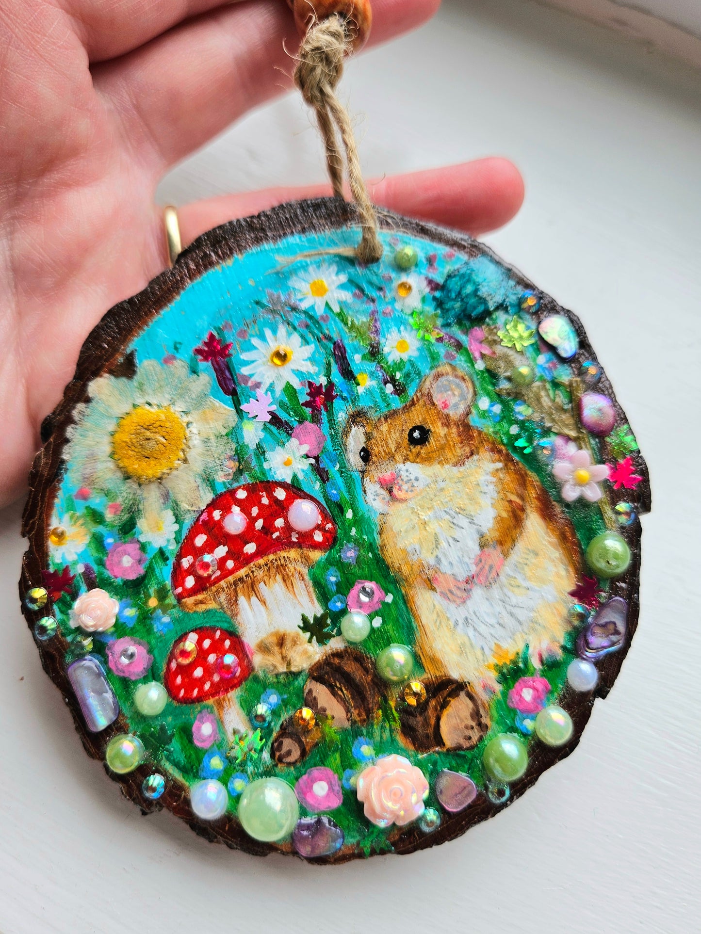Handpainted Wood Slice of Little Fieldmouse collecting nuts/Handmade whimsical home decor for a cosy home or a unique handmade gift for animal/Whimsy lover.