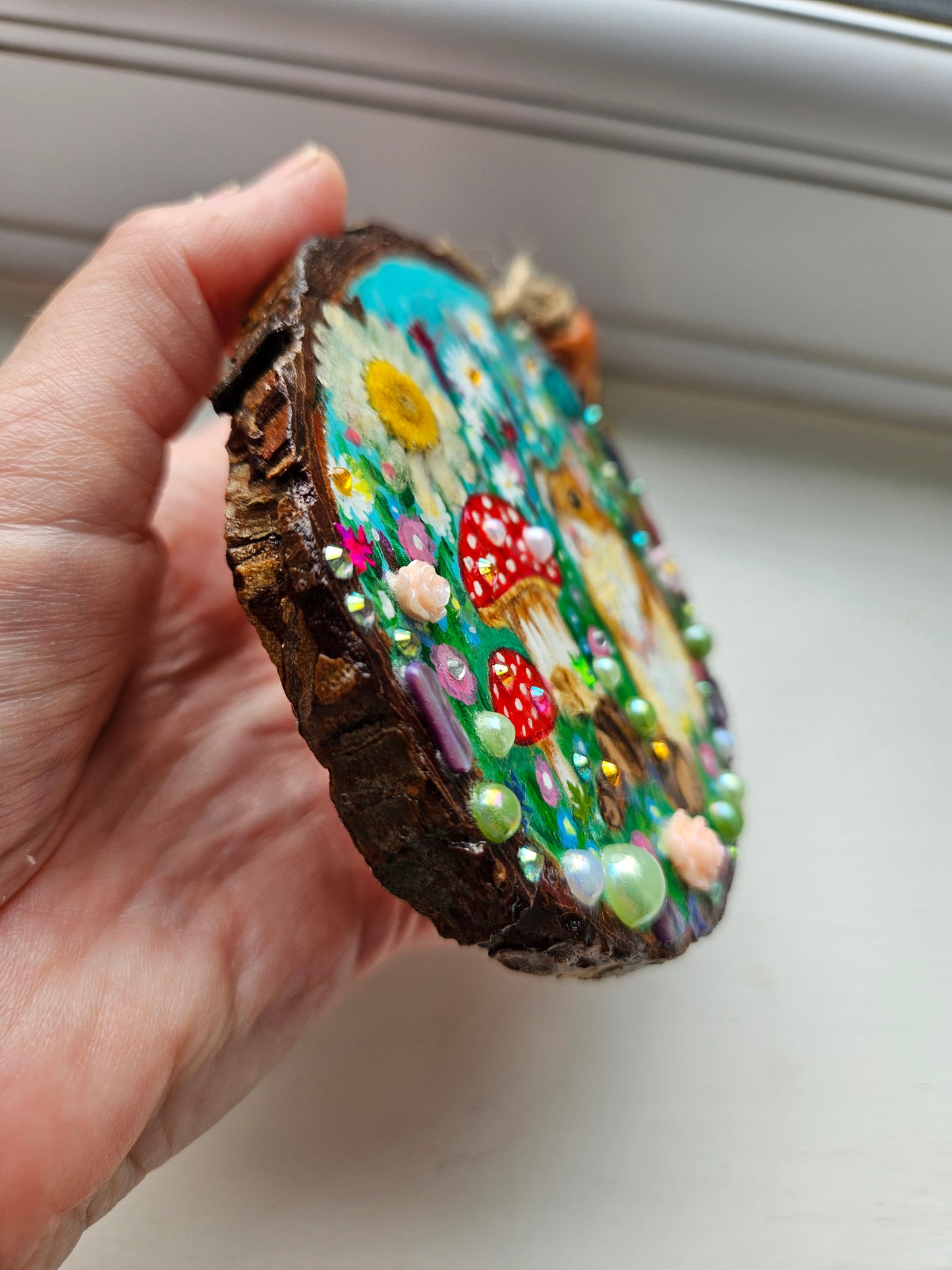 Handpainted Wood Slice of Little Fieldmouse collecting nuts/Handmade whimsical home decor for a cosy home or a unique handmade gift for animal/Whimsy lover.