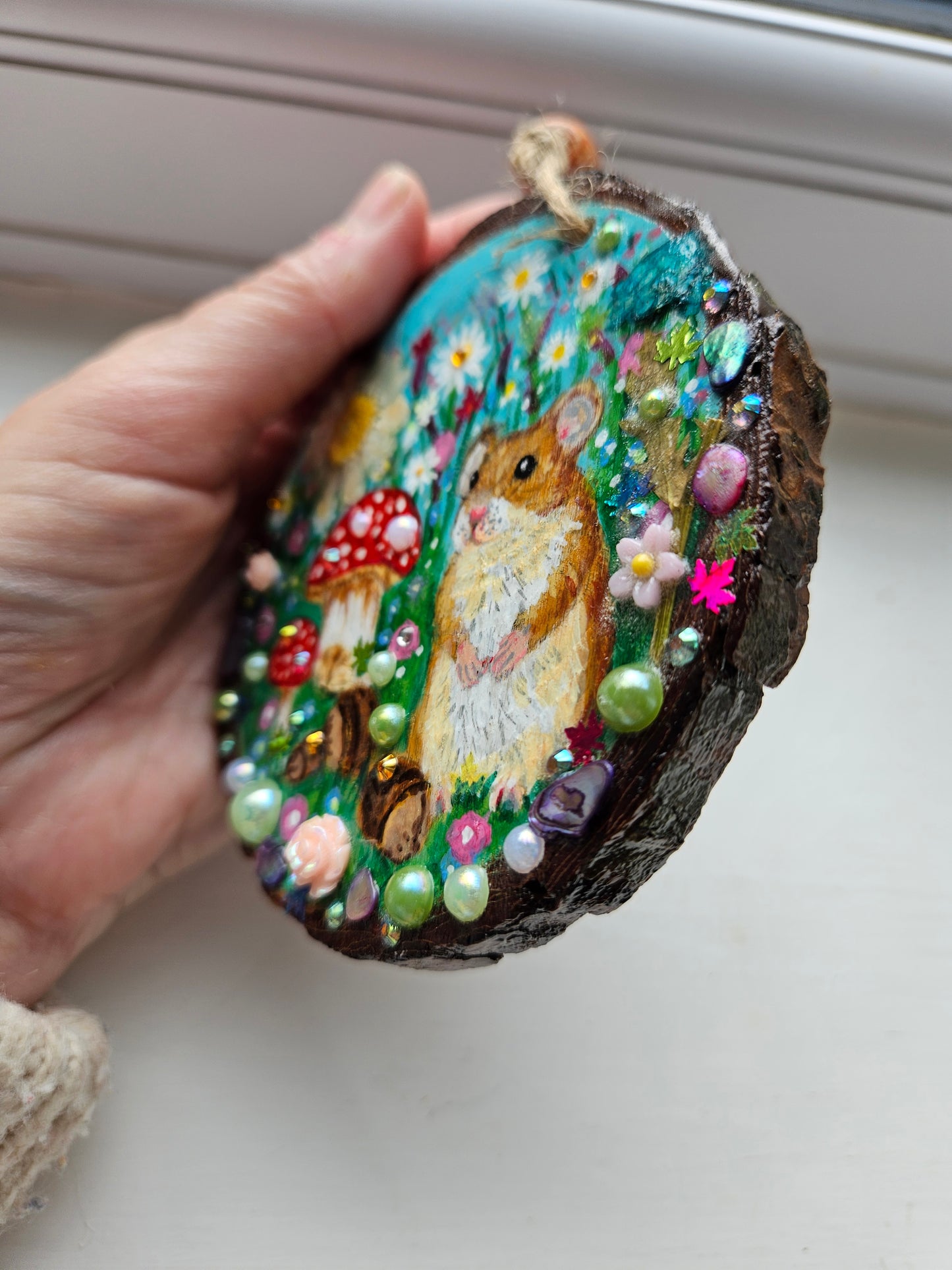 Handpainted Wood Slice of Little Fieldmouse collecting nuts/Handmade whimsical home decor for a cosy home or a unique handmade gift for animal/Whimsy lover.