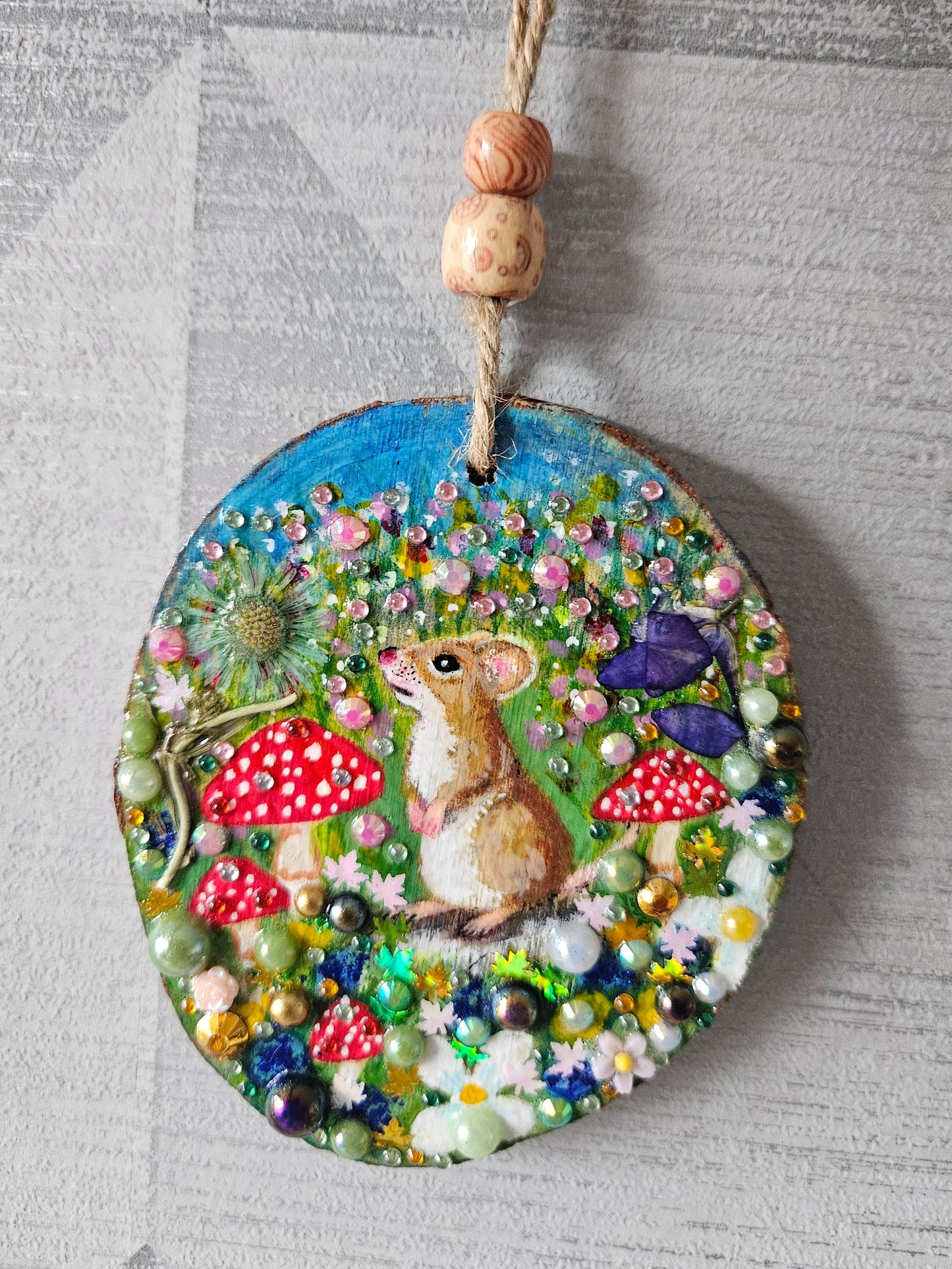 Hand painted little fieldmouse/whimsical handmade home decor/creations/wood slice painting for animal/nature lover