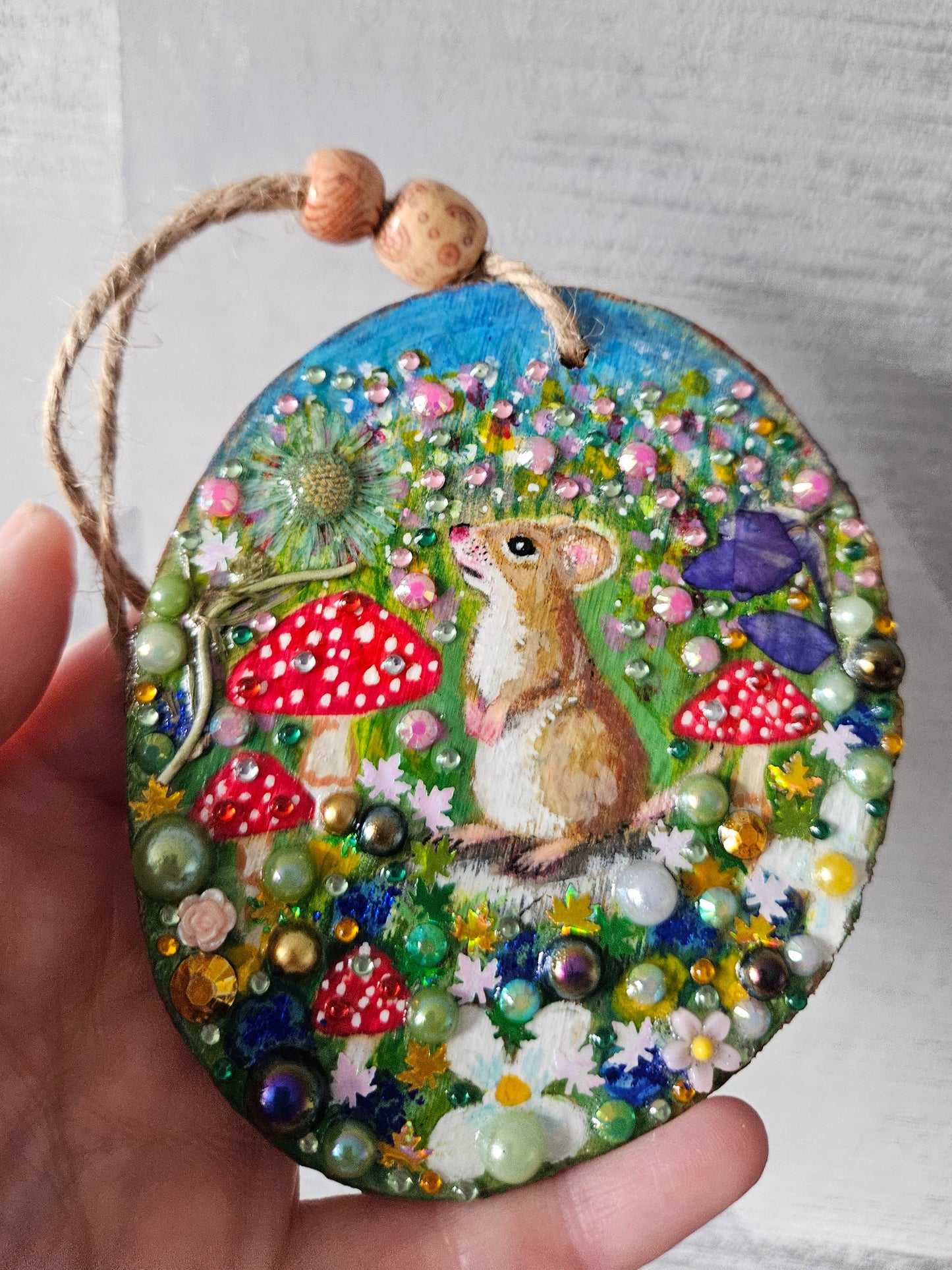 Hand painted little fieldmouse/whimsical handmade home decor/creations/wood slice painting for animal/nature lover
